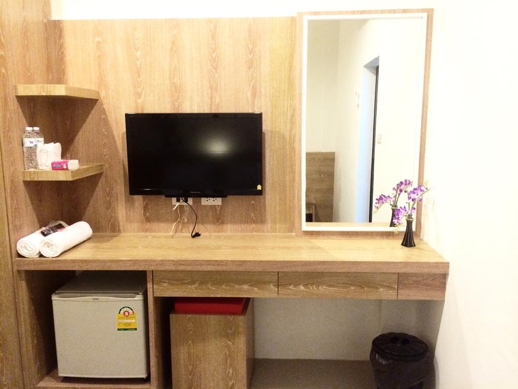 Phuthara Hostel Phuket Room photo