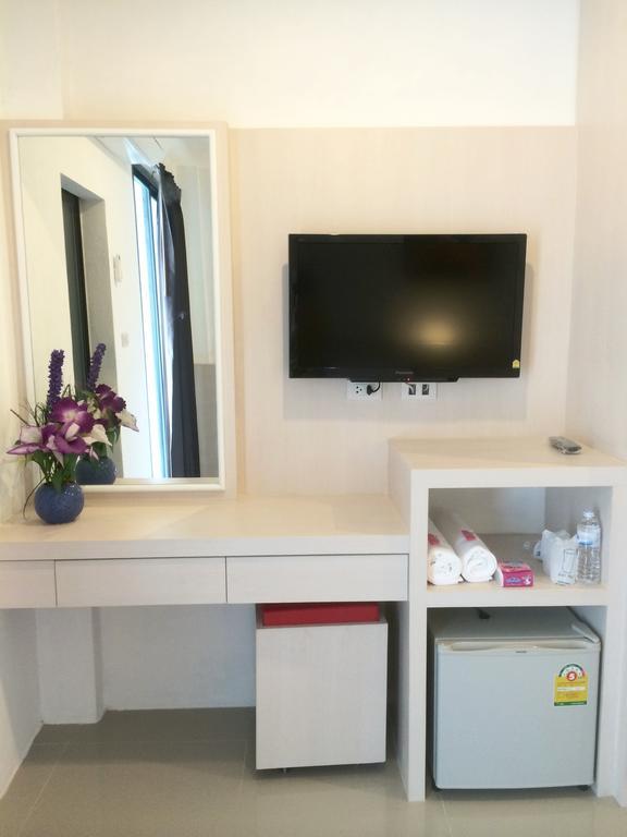 Phuthara Hostel Phuket Room photo