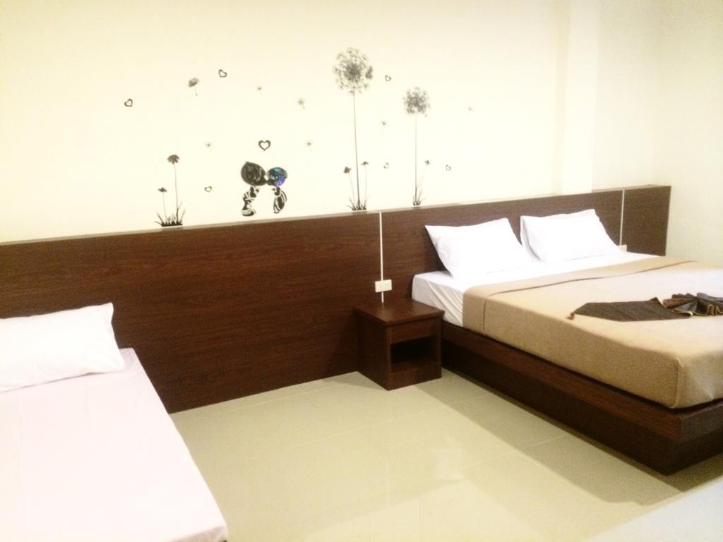 Phuthara Hostel Phuket Room photo