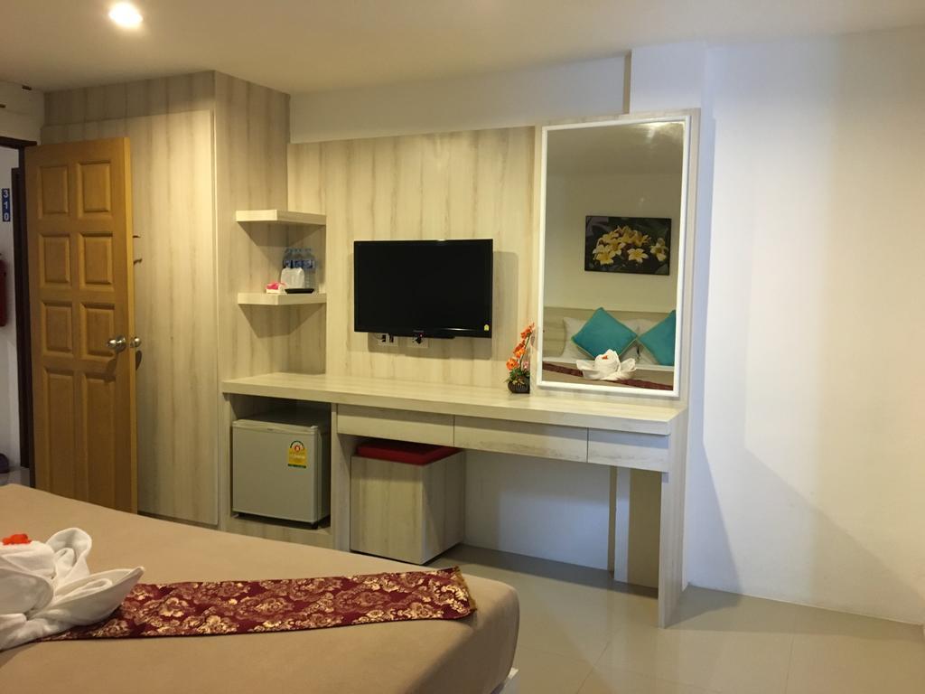 Phuthara Hostel Phuket Exterior photo