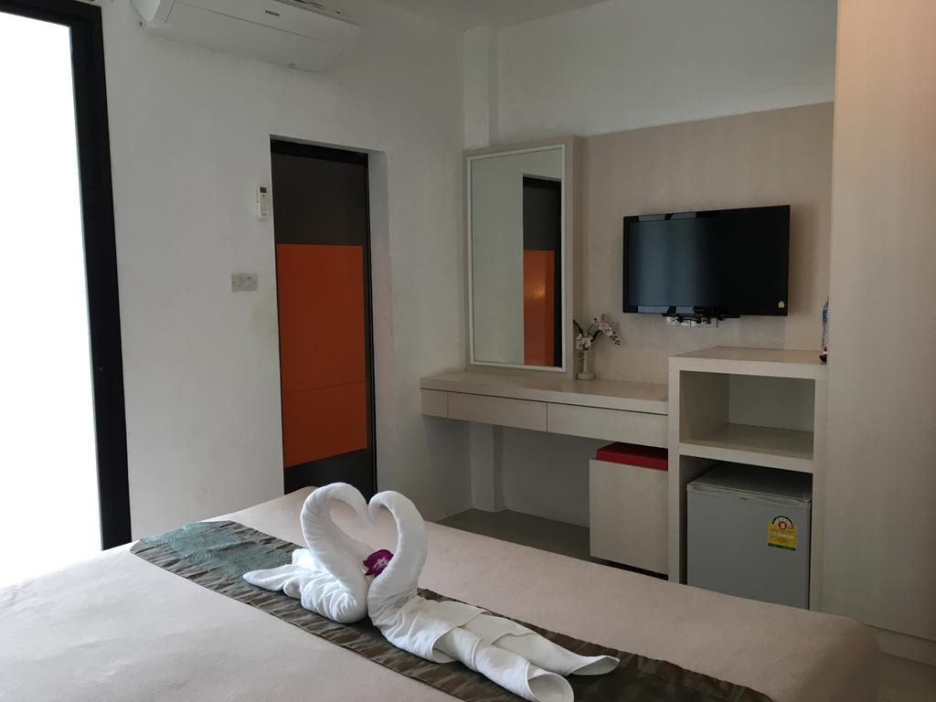 Phuthara Hostel Phuket Exterior photo