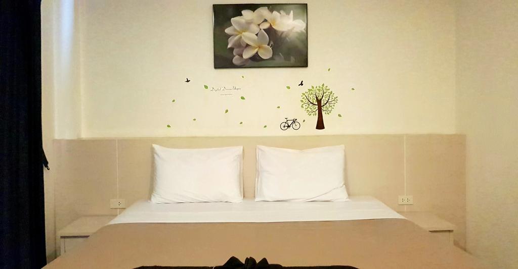 Phuthara Hostel Phuket Exterior photo