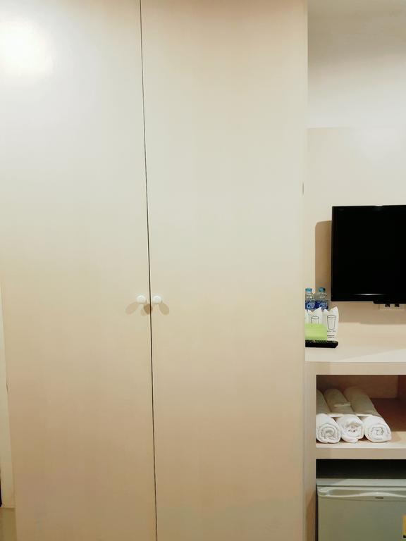 Phuthara Hostel Phuket Exterior photo