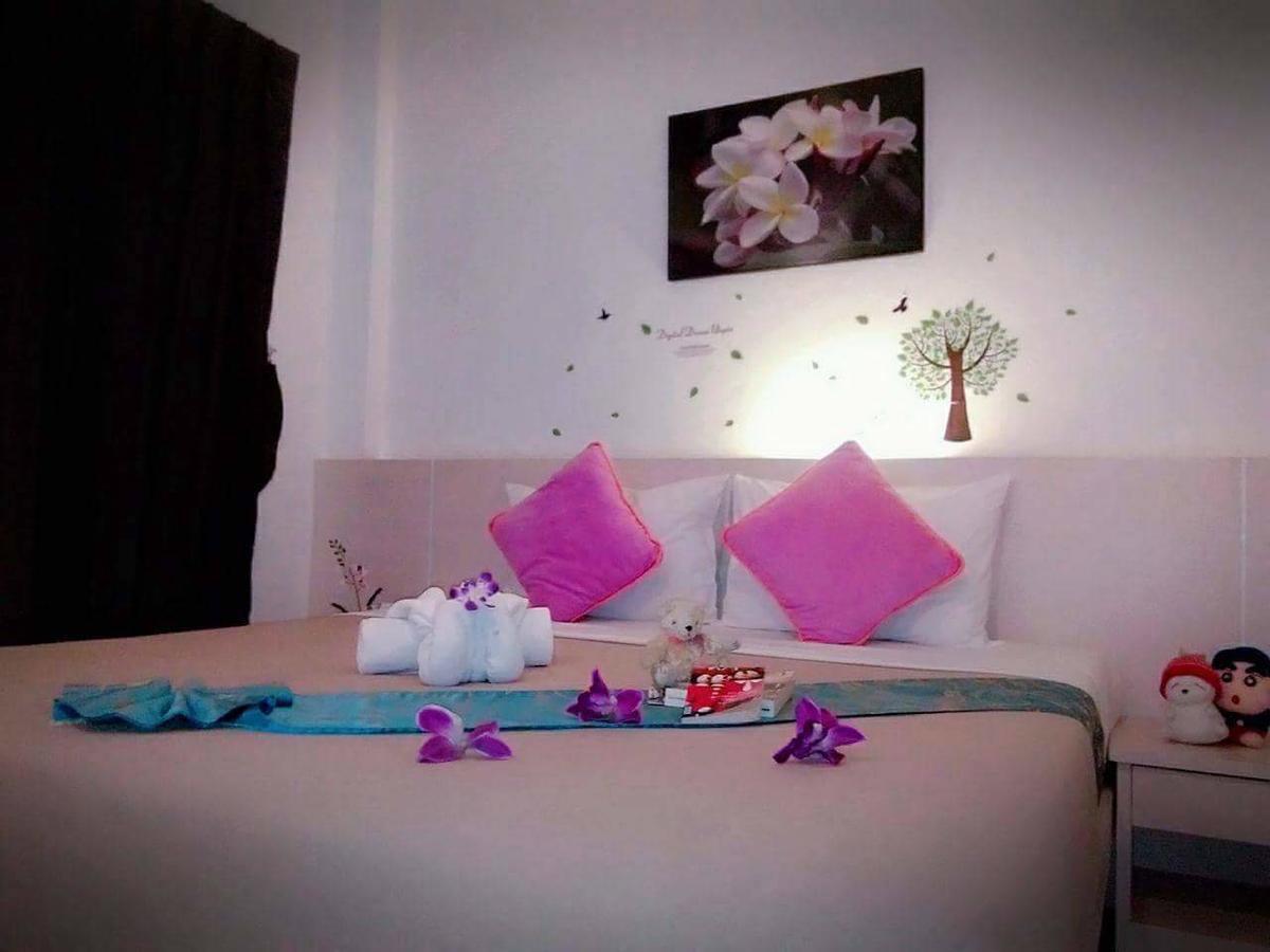 Phuthara Hostel Phuket Exterior photo