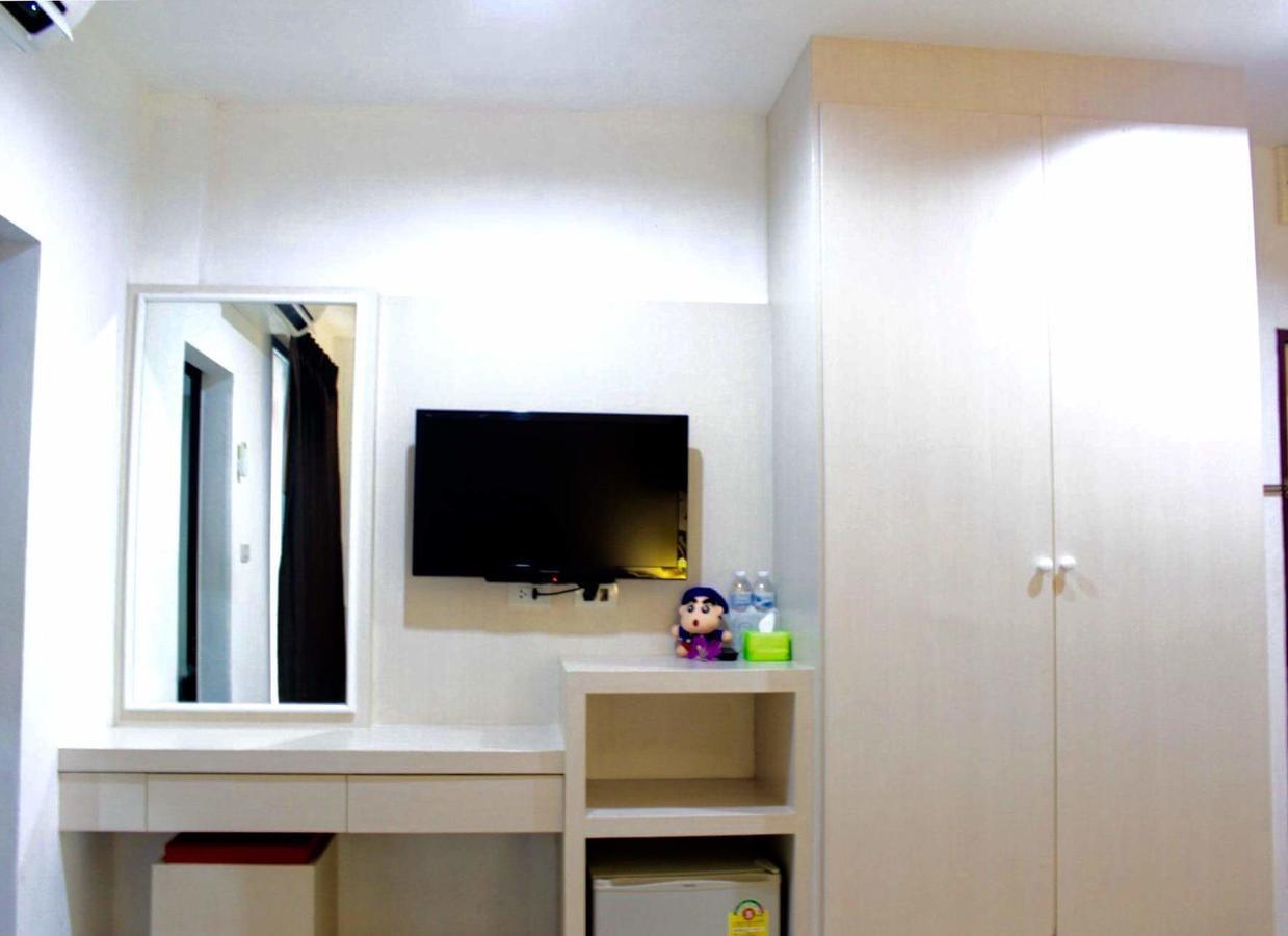 Phuthara Hostel Phuket Exterior photo