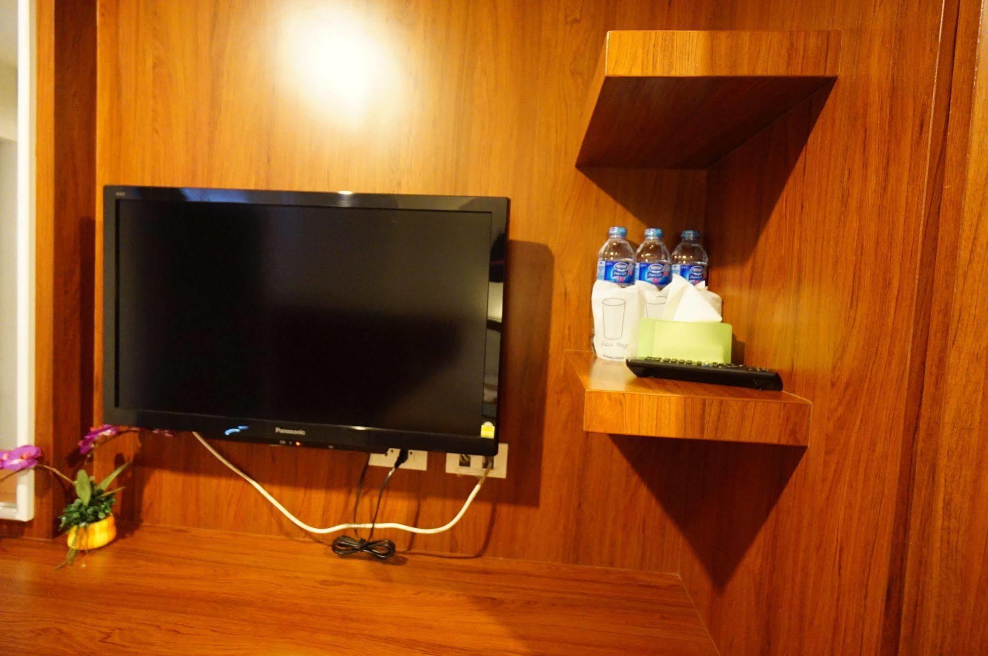 Phuthara Hostel Phuket Exterior photo