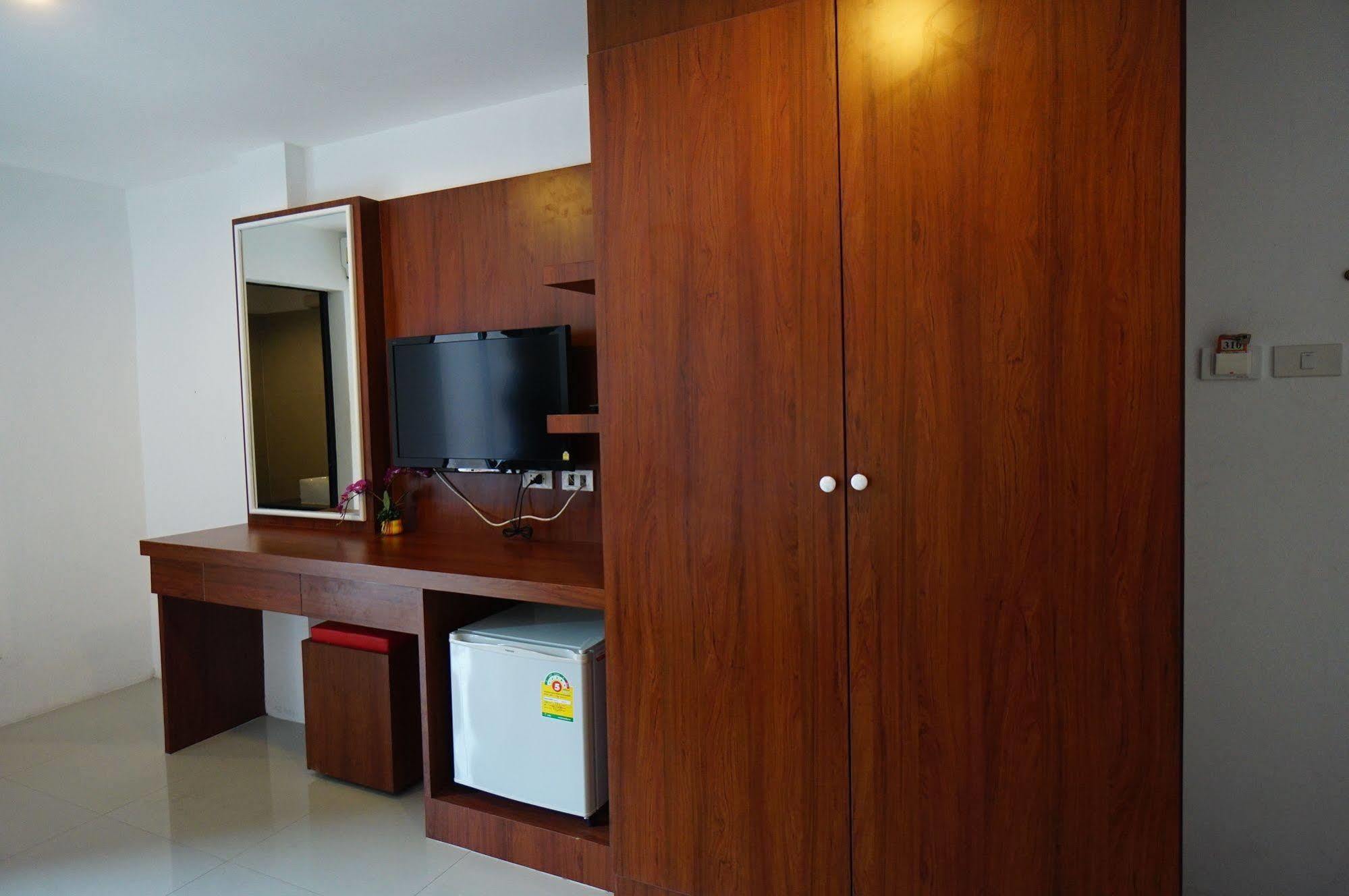 Phuthara Hostel Phuket Exterior photo