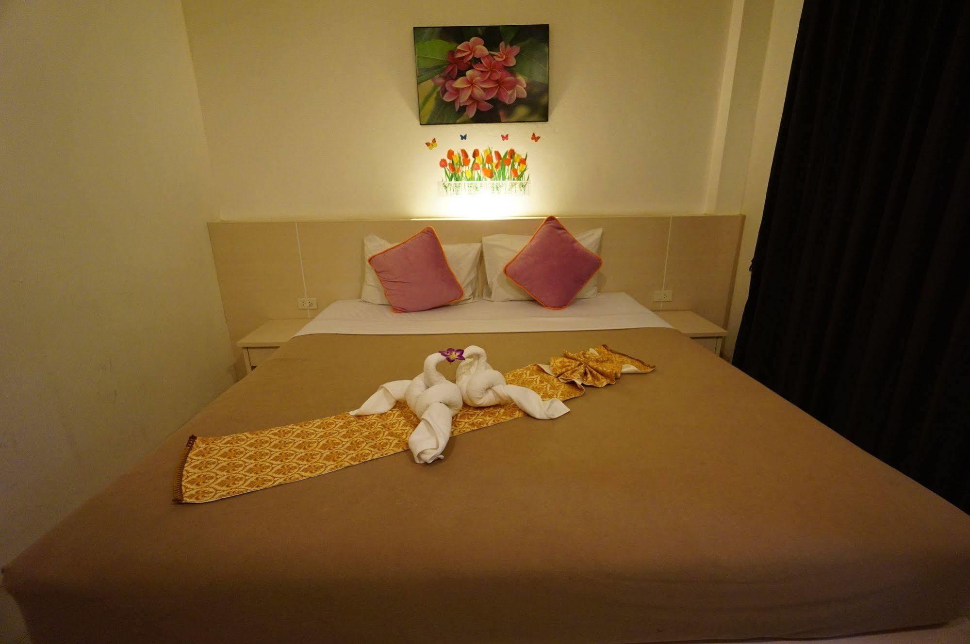 Phuthara Hostel Phuket Exterior photo