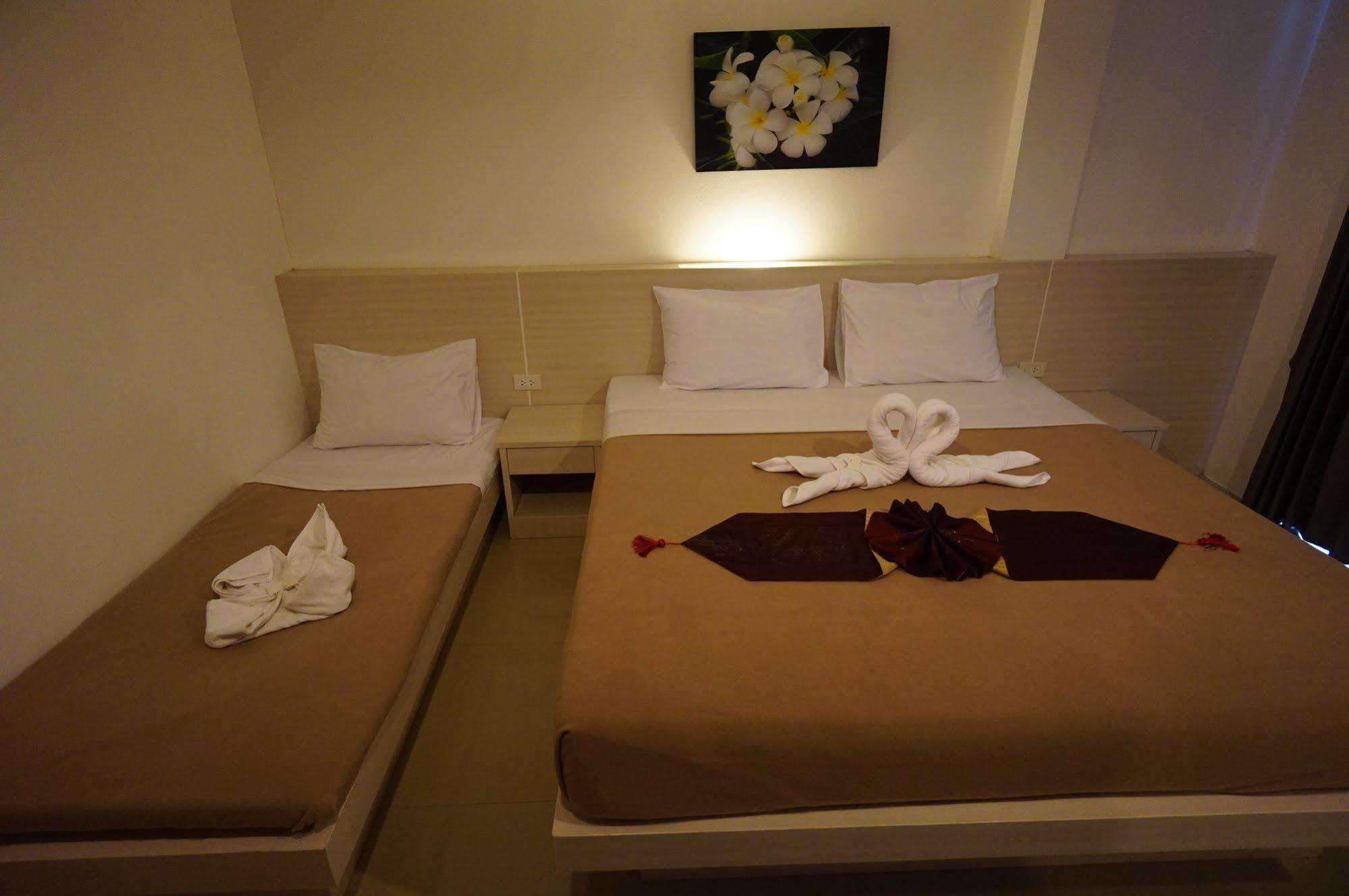 Phuthara Hostel Phuket Exterior photo