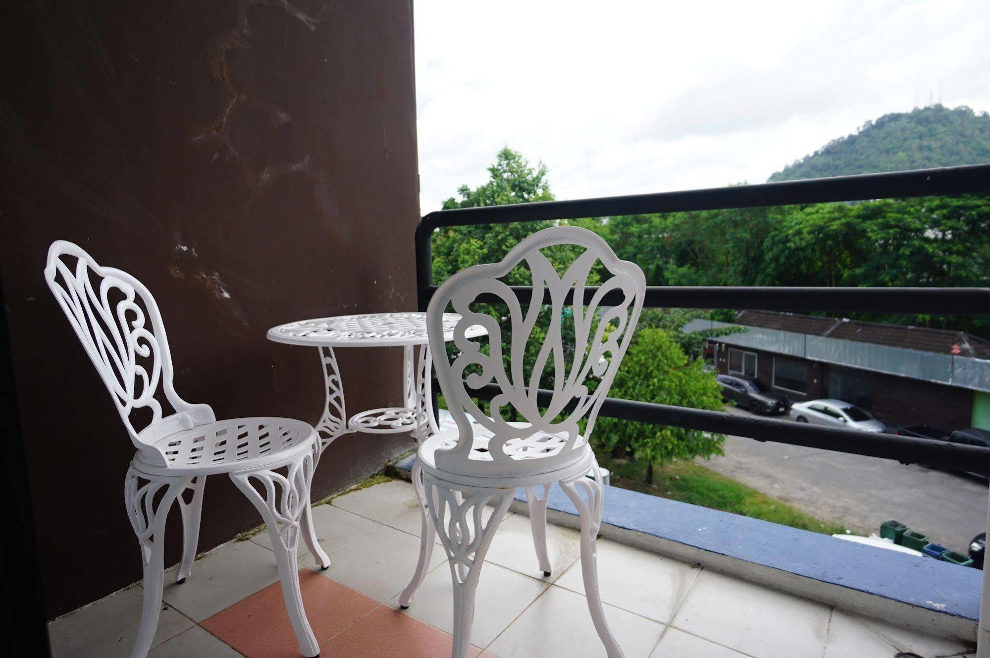 Phuthara Hostel Phuket Exterior photo